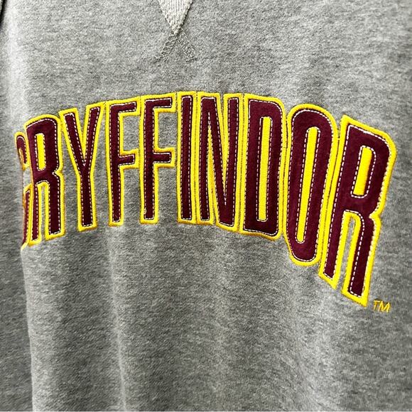 UNIVERSAL STUDIOS Wizarding World of Harry Potter Gryffindor Patch Sweatshirt M - Picture 5 of 8